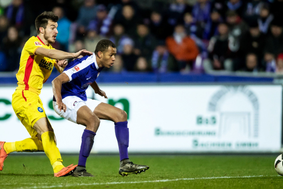 Stefan Mugosa (l.) im Trikot des KSC im Duell mit Aues Louis Samson.