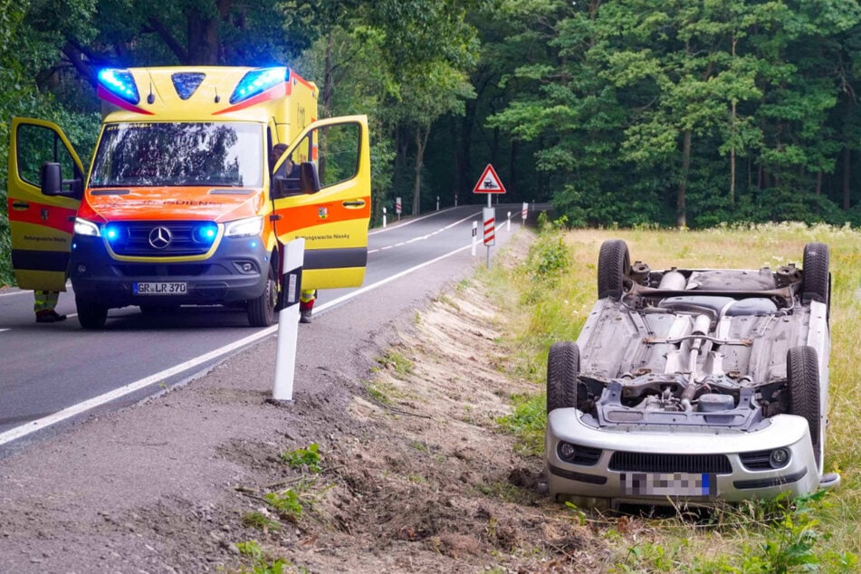 Der Rettungsdienst brachte den leicht verletzten Mann in eine Klinik.