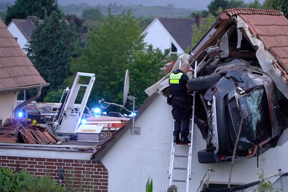 Auto erfasst Siebenjährigen auf Trampolin und kracht in Scheunendach
