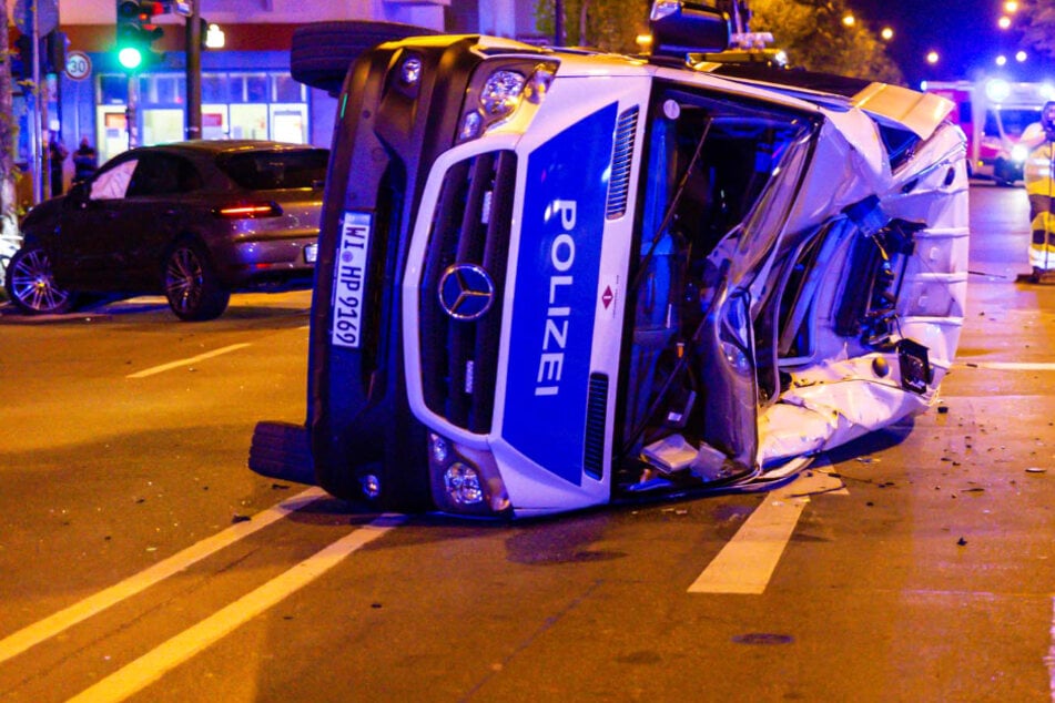 Das Foto zeigt das beschädigte Polizeiauto im Reuterweg in Frankfurt.