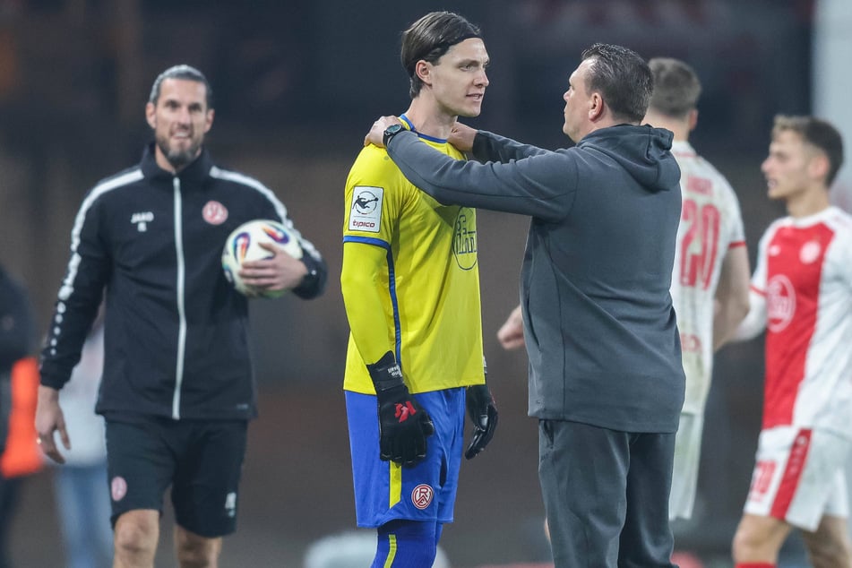 Tino Casali (2.v.l.) rückte für Wienand ins Essener Tor. Trainer Uwe Koschinat (3.v.l.) gab ihm noch ein paar aufmunternde Worte mit auf den Weg.