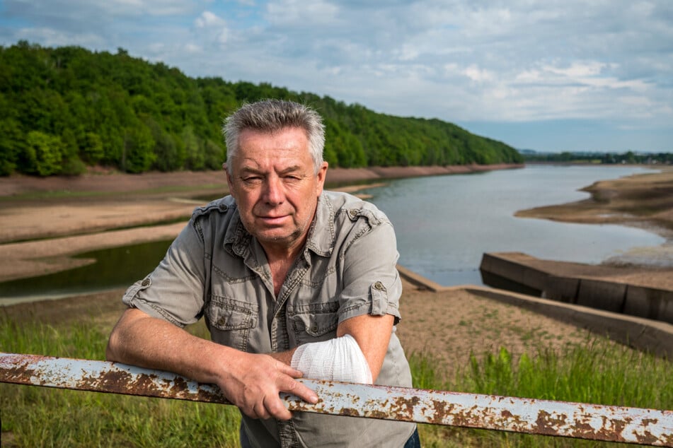 Uwe Weiland (61) vom Anglerverein Crimmitschau befürchtet, dass der Wassermangel in der Talsperre bald zu einem Fischsterben führt.