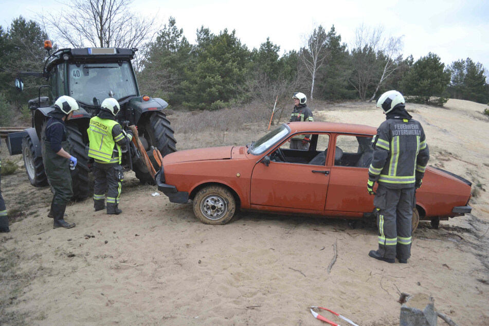Die Bergung des Oldtimers gestaltete sich schwierig, gelang jedoch letztlich. Die Polizei ermittelt nun, wie der Dacia in den See gekommen ist. Aktuell gehen die Beamten davon aus, dass der Wagen gestohlen wurde.