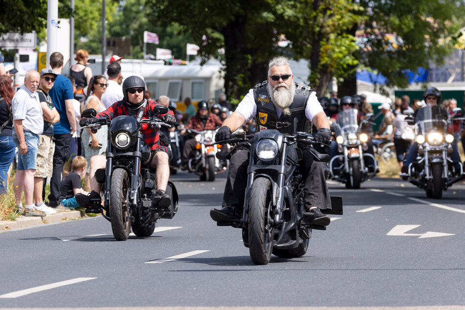 Standesgemäß: Harley-Fahrer begaben sich mit röhrenden Motoren auf die Paradestrecke.