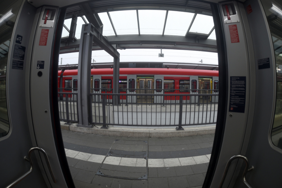 Nach dem Übergriff auf einen Schüler in einer Münchner S-Bahn sucht die Polizei Zeugen. (Symbolbild)