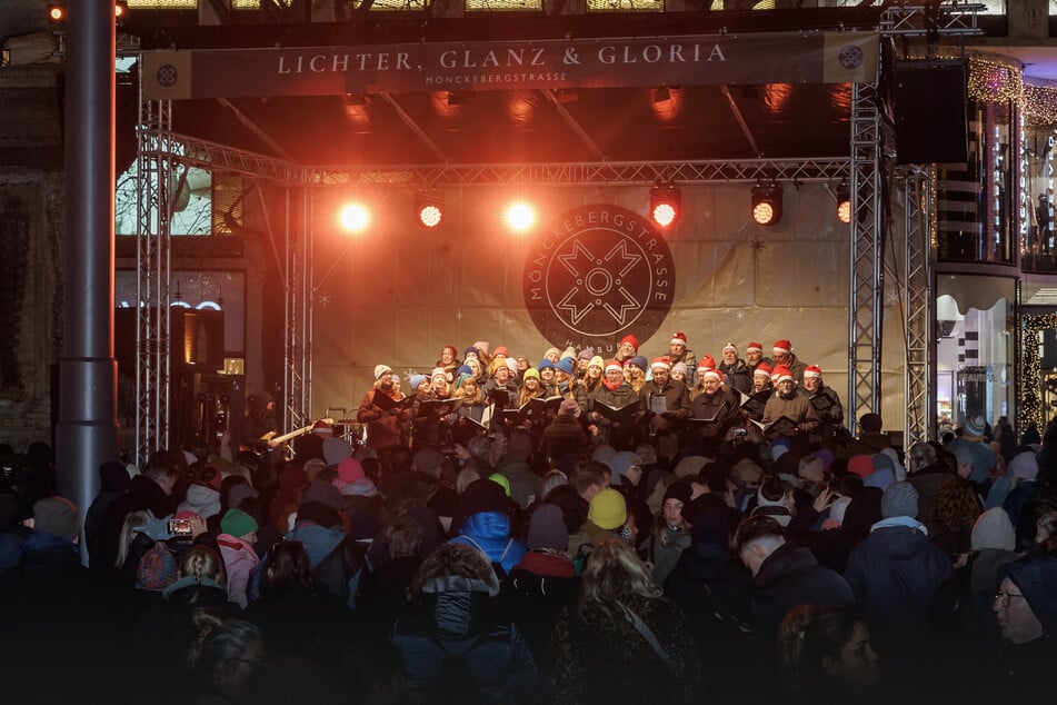 Die Hamburger Liedertafel begeisterte zusammen mit den Tontöchtern mit Hits wie "Christmas Time".