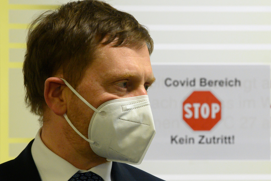 Ministerpräsident Michael Kretschmer (45, CDU) mahnte bei seinem Klinikbesuch auch die Umsetzung der Corona-Regeln an.
