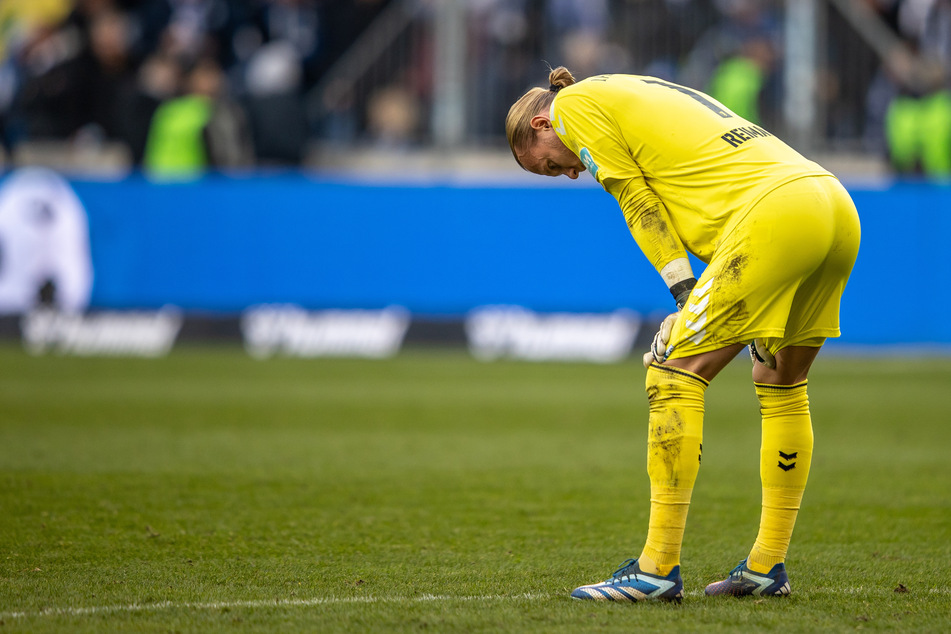 In der Hinrunde oft enttäuscht: FCM-Schlussmann Dominik Reimann (26) blickt niedergeschlagen zu Boden. Jetzt soll sich einiges ändern!