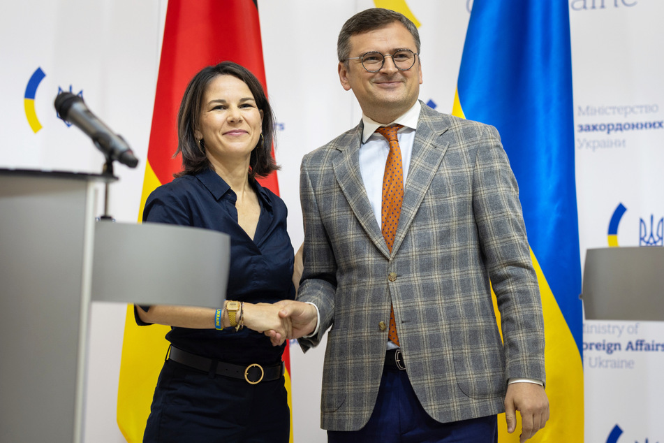 Bundesaußenministerin Annalena Baerbock (42, Grüne) mit dem ukrainischen Aussenminister Dmytro Kuleba (42) bei einer Pressekonferenz in Kiew.