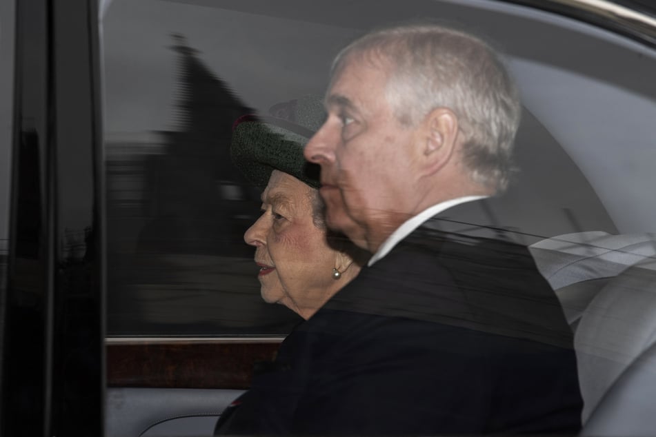 Andrew Mountbatten-Windsor (66) mit seiner Mutter Queen Elizabeth II. (†96) im März 2022.