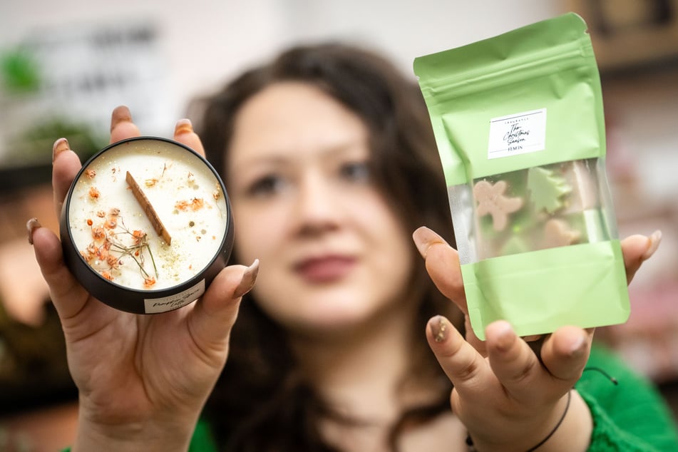 Jasmin Rössel (28) vom Femen Store auf dem Kaßberg hat viele weihnachtliche Produkte im Angebot.