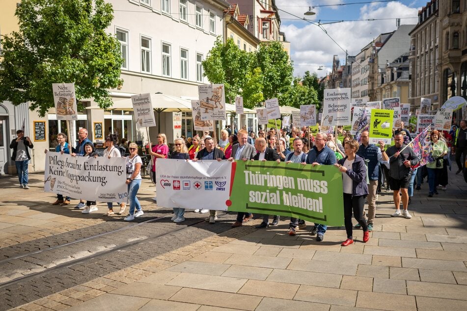 Mit Pfiffen, Plakaten und Sprechchören machten die Demonstranten ihren Unmut deutlich.