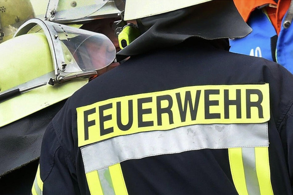 Die Feuerwehr musste sieben Bewohner des Brandhauses via Drehleiter vor dem Feuer retten. (Symbolbild)