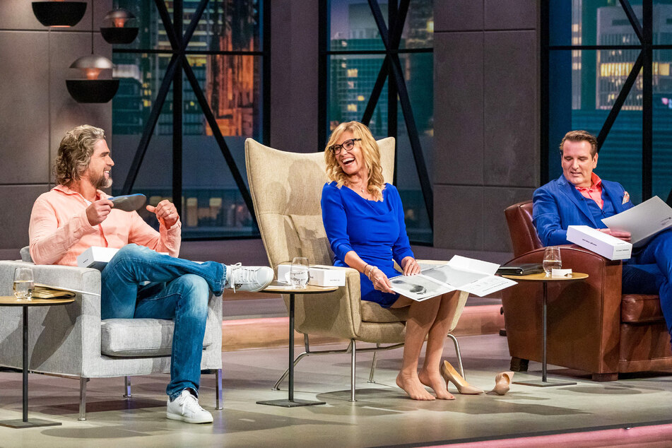 Die Investoren Nils Glagau (45, v.l.n.r.), Dagmar Wöhrl (66) und Carsten Maschmeyer (61) unterhalten sich in der Vox-Show "Die Höhle der Löwen" über ein Produkt.