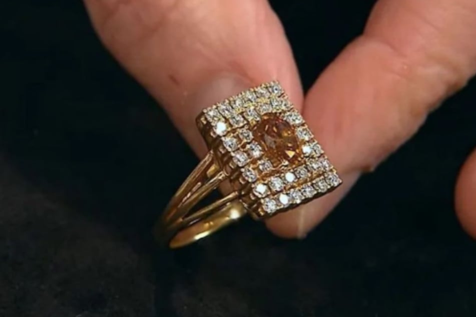 Ob der große Diamant in der Mitte des Rings unbehandelt ist, soll jetzt ein Labor herausfinden. Je nach Ergebnis kann das Schmuckstück bis zu 18.000 Euro wert sein.