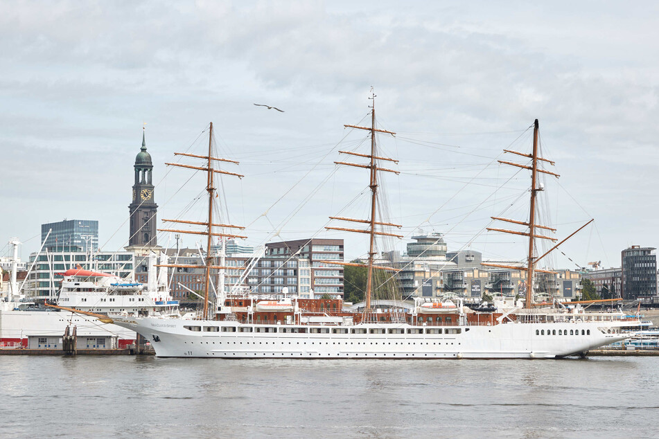 Das Segel-Kreuzfahrtschiff "Sea Cloud Spirit" liegt im Hamburger Hafen.