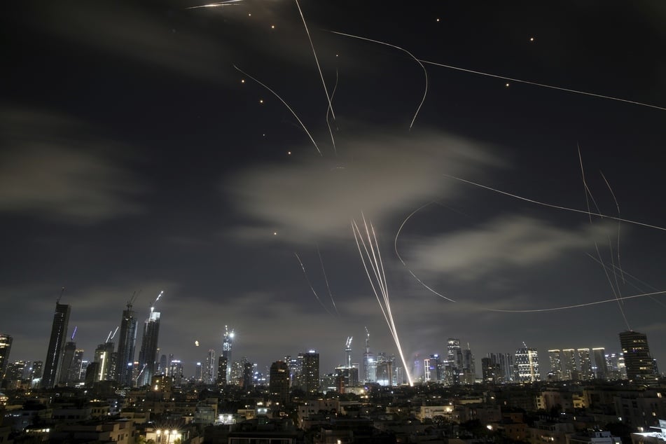 In der Nacht auf Mittwoch feuerte der Iran erneut Raketen auf Israel. Hier fängt der Iron Dome mehrere Geschosse über Tel Aviv ab.