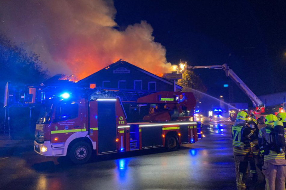 Das Hotel war mitten in der Nacht in Flammen aufgegangen.