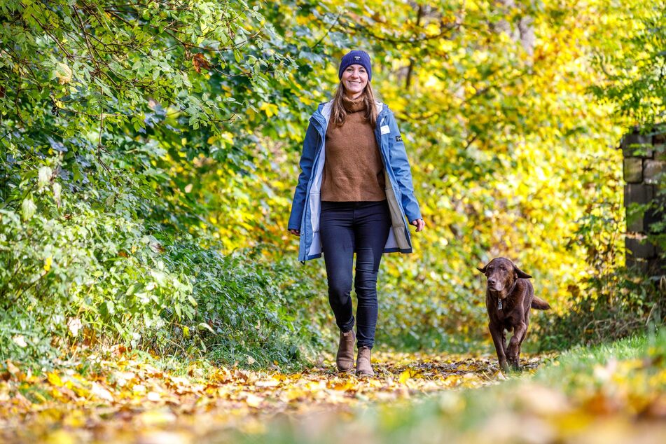 Cindy Bech (33) und ihr Hund Pepe (12) helfen gemeinsam den Patienten in Arnsdorf, unter anderem durch Spaziergänge im Wald. Während der Therapiestunden mit Betroffenen gilt übrigens auch Maskenpflicht.