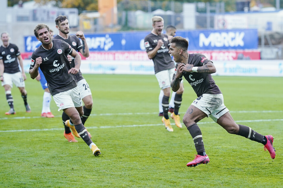 Die FC St. Pauli-Spieler wollen auch im Derby gegen Hamburger SV jubeln.