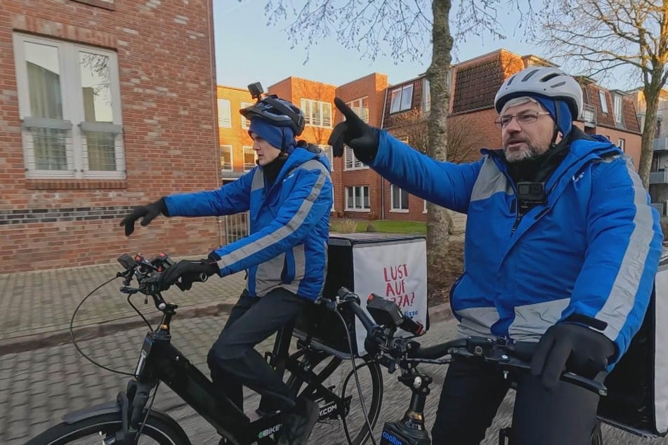 Mit einem Mitarbeiter sprang Alexander alias Tim aufs Lieferfahrrad.