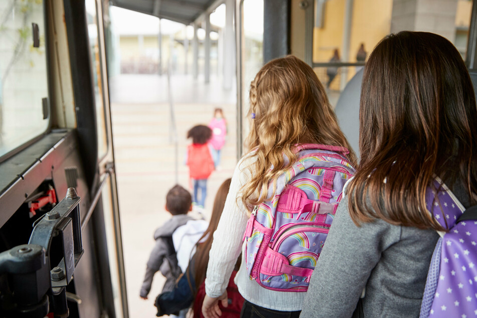 Laut Angaben der Schüler ließ der Busfahrer sie erst in einem Nachbarort aussteigen. Von dort aus mussten sie kilometerweit zu Fuß nach Hause laufen. (Symbolfoto)