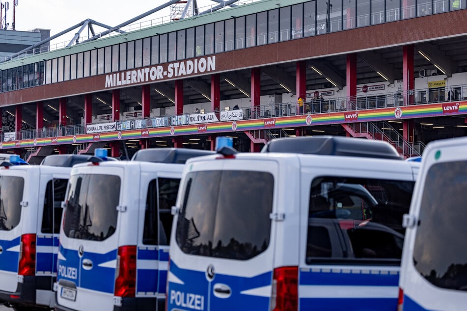 Im Millerntor-Stadion finden gerne mal Hochrisikospiele mit etlichen Polizeikräften statt. Muss der FC St. Pauli dafür zukünftig ordentlich blechen?