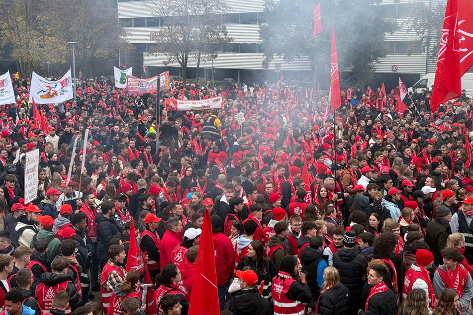 Etwa 5000 Azubis aus ganz Bayern trafen sich in Ingolstadt, um für ihre Forderungen zu demonstrieren.