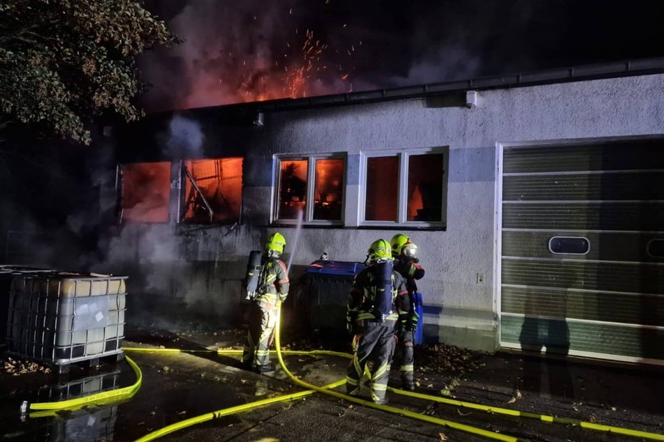 Bei den Löscharbeiten verletzte sich ein Feuerwehrmann leicht.