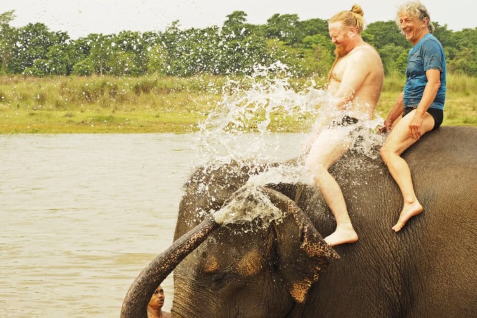 Erfrischung für Globetrotter: Ray Hartung (r.) mit seinem schwedischen Freund Stefan Johannson 2019 im Chitwan Nationalpark in Nepal.