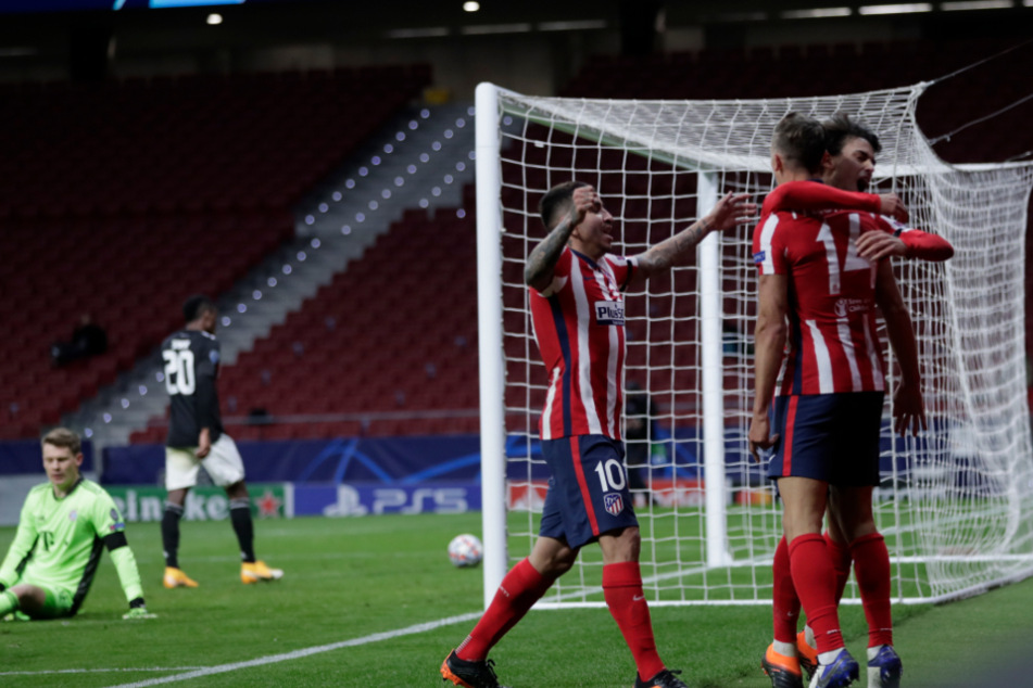 João Félix (2.v.r.) feiert seinen Führungstreffer für Atlético Madrid.