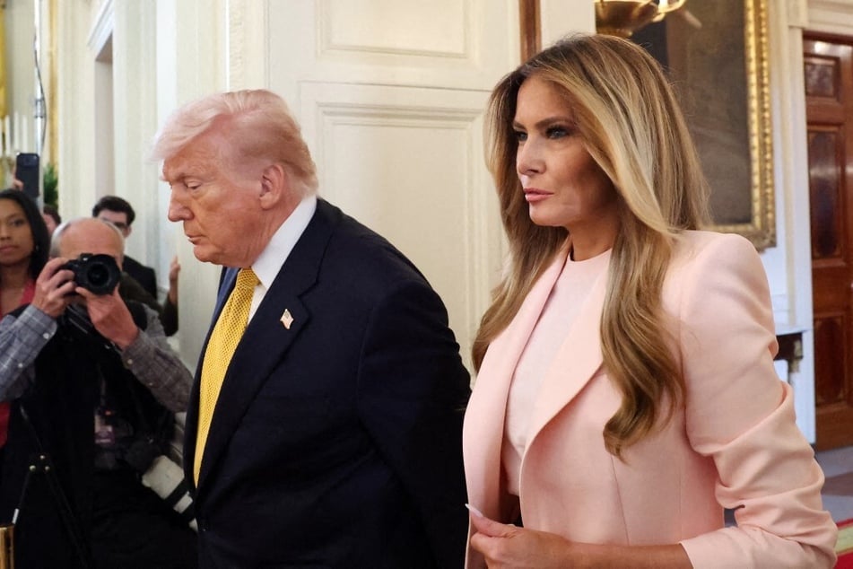 A former friend of First Lady Melania Trump (r.) claims she met President Donald Trump (l.) years ago as an "escort" of the notorious sex trafficker Jeffrey Epstein.