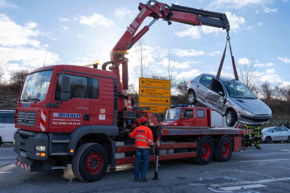 Der Peugeot wurde von einem Abschleppunternehmen abtransportiert.