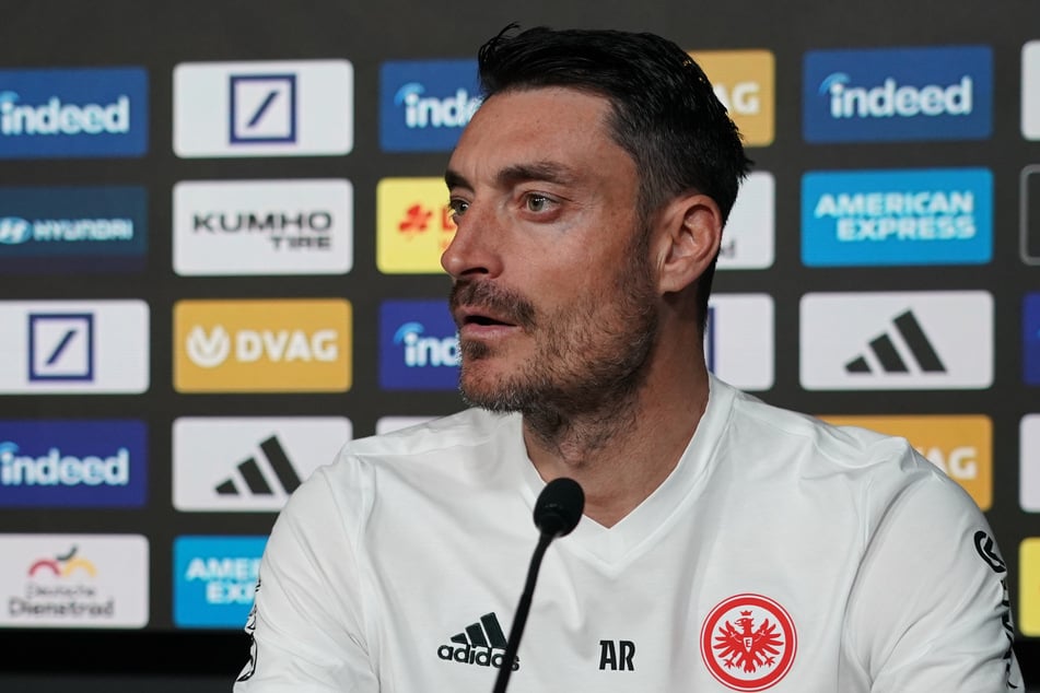 Albert Riera (43) hat sich bezüglich der Frankfurter Torhüter-Probleme schon seine Gedanken gemacht.