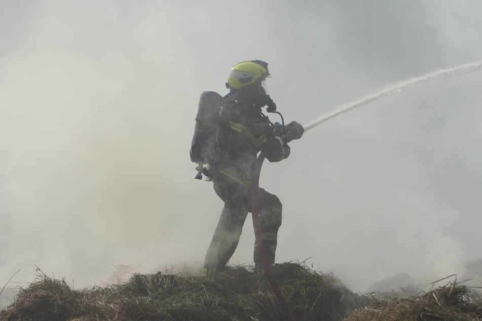 Auf einem Gelände war gelagerter Grünschnitt in Brand geraten. Das Feuer führte zu jeder Menge Rauch in dem Gebiet.