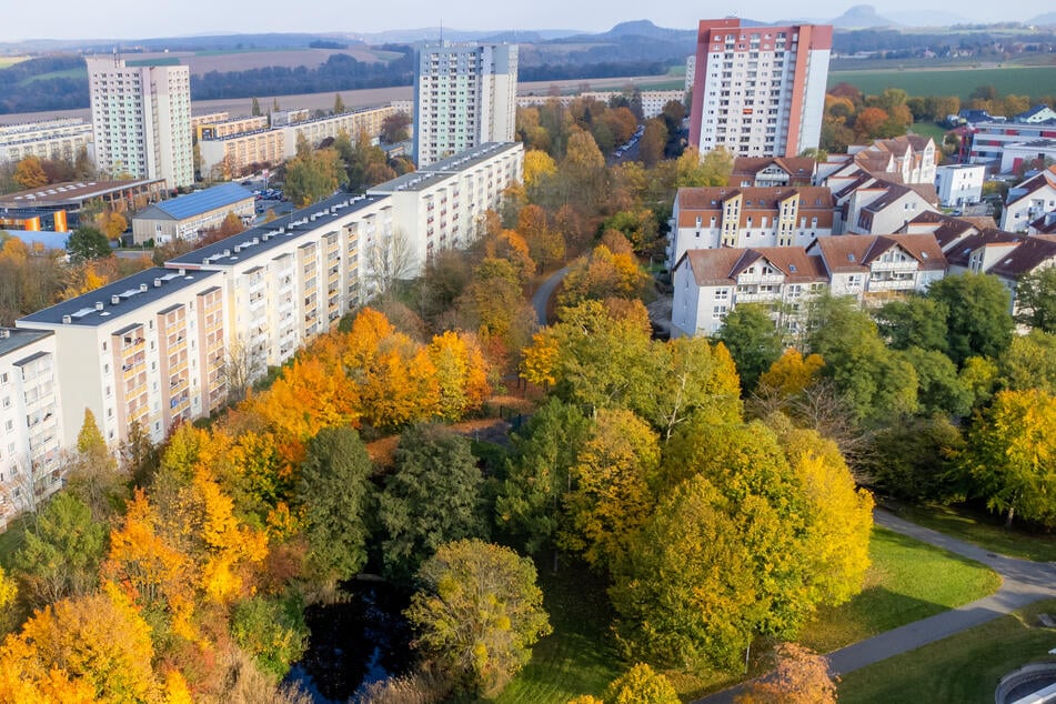 Der Stadtteil Sonnenstein mit Blick auf die Berge der Sächsischen Schweiz.