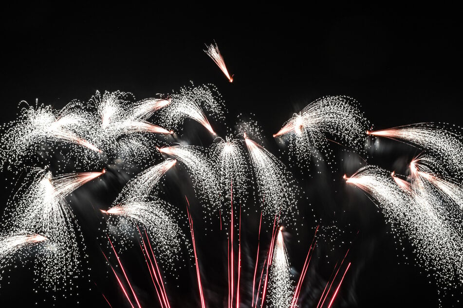 An Silvester werden die Deutschen wieder Feuerwerk für Millionen Euro in den Himmel schießen. (Symbolbild)