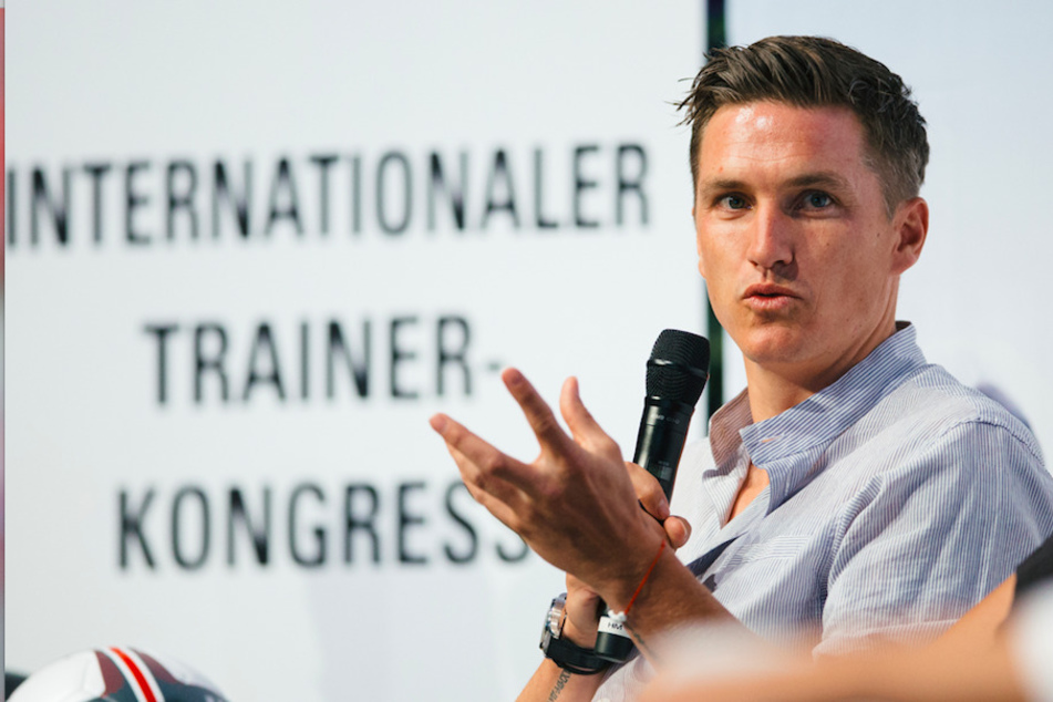 Fussballtrainer Tobias Schweinsteiger sitzt auf dem Podium des Internationalen Trainer-Kongresses 2018 vom Bund Deutscher Fussball-Lehrer in Dresden.