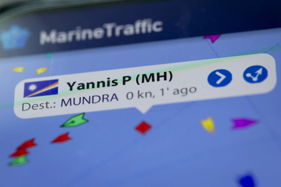 Der gut 270 Meter lange Öltanker "Yannis P." lag mehr als zwei Wochen etwa 20 Kilometer nördlich vor Rügen mit einem Maschinenschaden vor Anker.