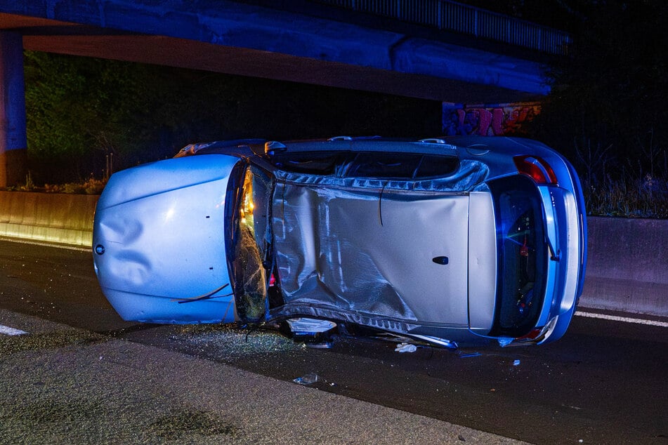 Der 27-jährige BMW-Fahrer hatte sich nicht selbstständig aus dem BMW befreien können.