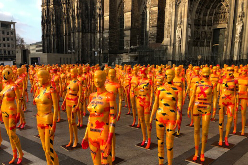Vor dem Kölner Dom standen am Sonntag 222 mysteriöse Schaufensterpuppen.