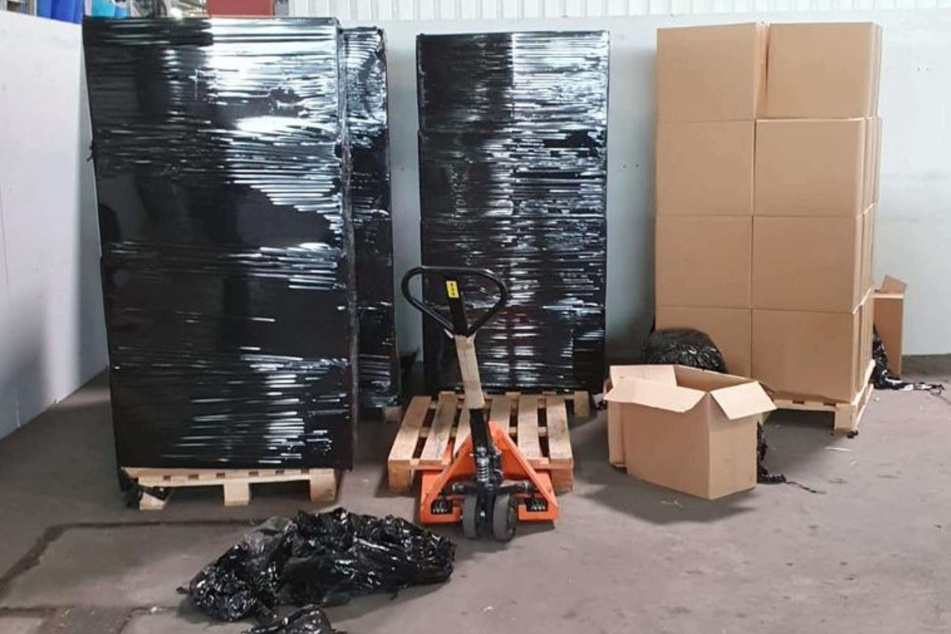 In NRW ist Zollfahndern ein Schlag gegen den Zigarettenschmuggel gelungen. Mehr als 3,3 Millionen Zigaretten und 200.000 Euro Bargeld wurden sichergestellt.