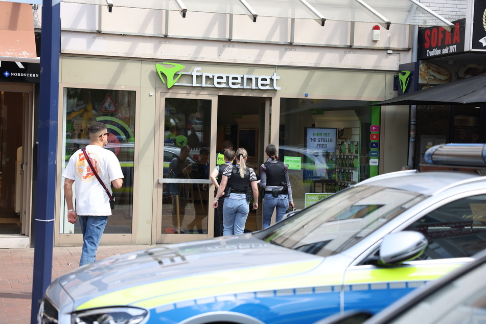 Gegen Mittag hat ein bisher unbekannter Täter mit einer Pistole den "freenet"-Shop in Hamburg-Harburg ausgeraubt