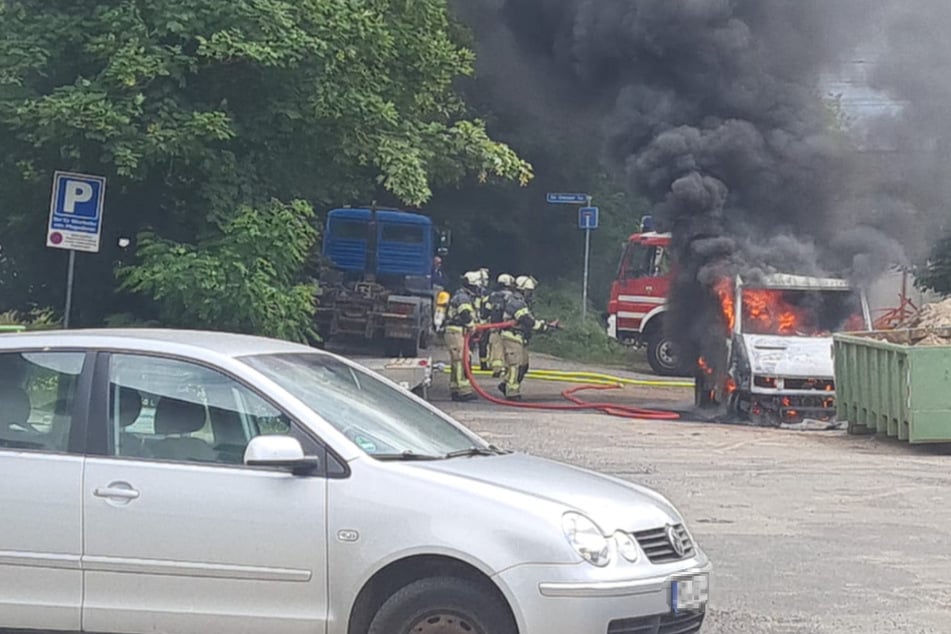 Die Kameraden der Feuerwehr machten kurzen Prozess mit dem brennenden Auto.