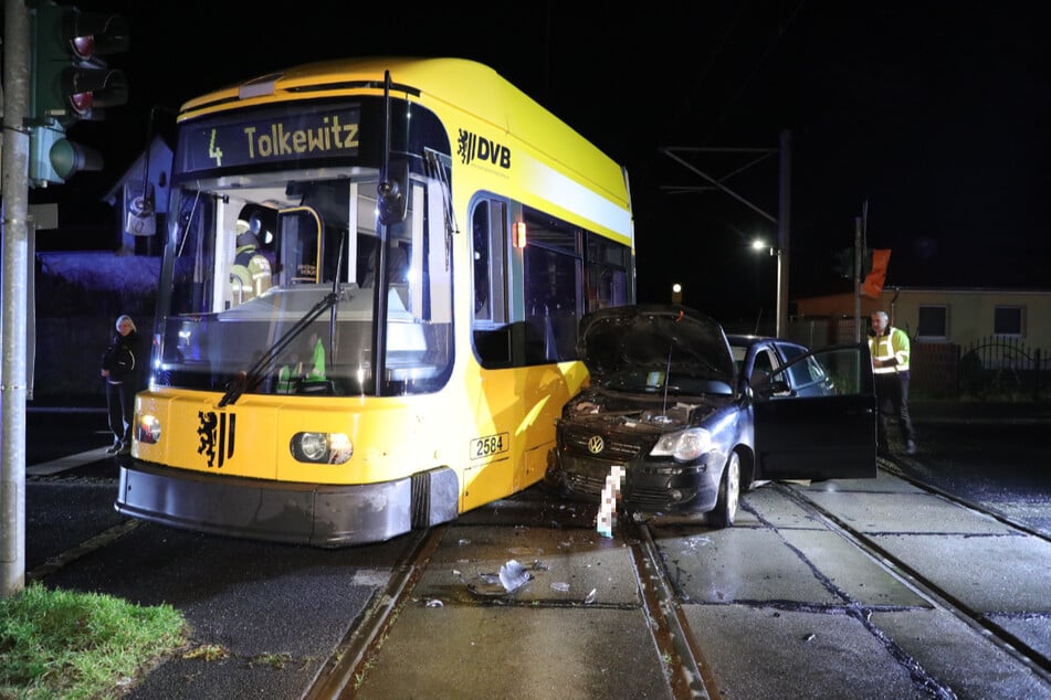 Durch die Kollision entgleiste die Straßenbahn der Linie 4.