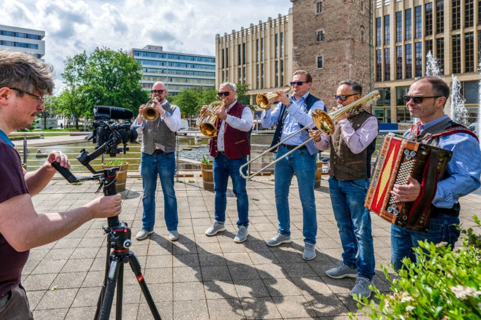 Chemnitz: Auftritt vor 80.000 Menschen: Chemnitzer Profi-Bläser starten mit Volksmusik durch