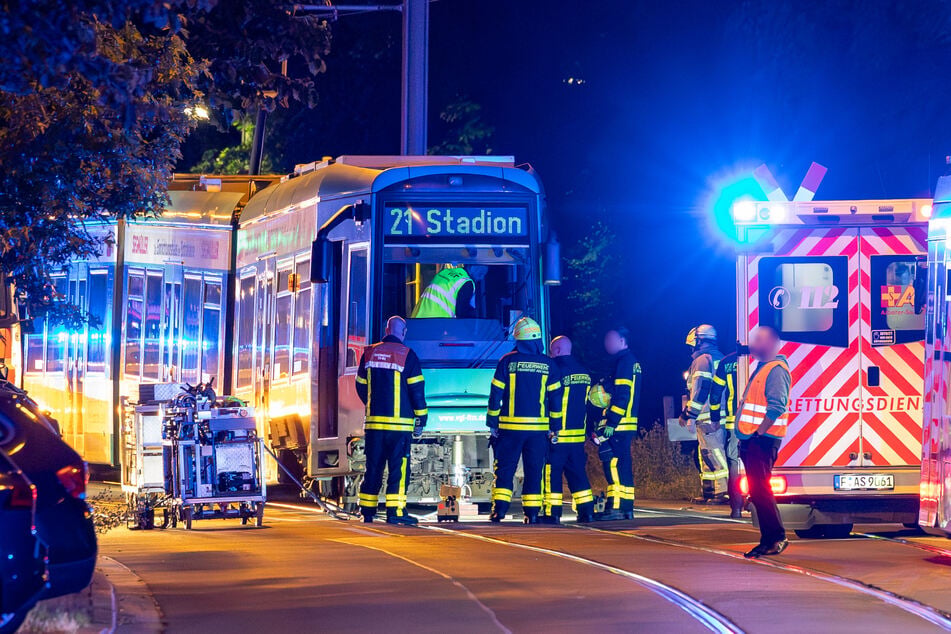 Mit schwerem Gerät musste die Straßenbahn hochgestemmt werden, um so den Radfahrer zu befreien.