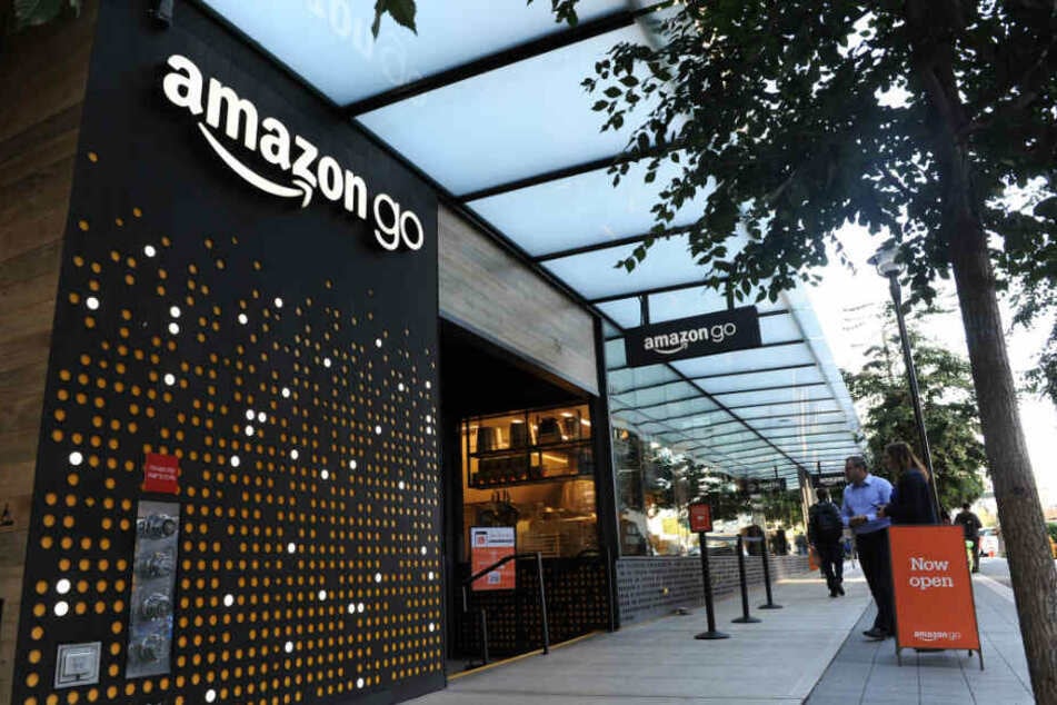 In den USA oder Großbritannien ist Amazon bereits im stationären Handel unterwegs: In "amazon go"-Geschäften kann man offline einkaufen gehen.