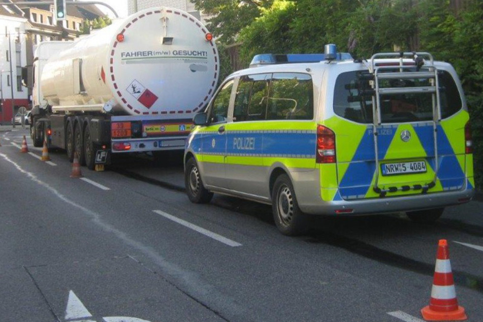 Polizei zieht auffälligen Tanklaster in Langenfeld aus dem Verkehr - Fahrer ignorierte Geräusche