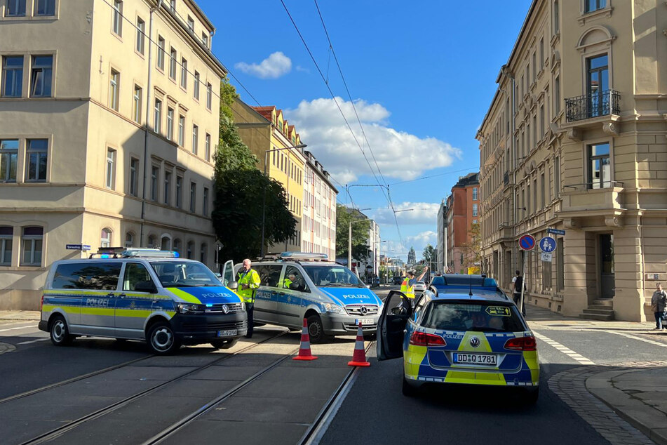Die Polizei hat die Straße an der Schäfer- Ecke Vorwerkstraße gesperrt.